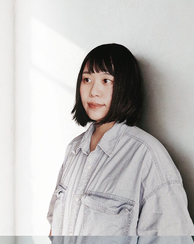 穿著牛仔襯衫的女性肖像照
