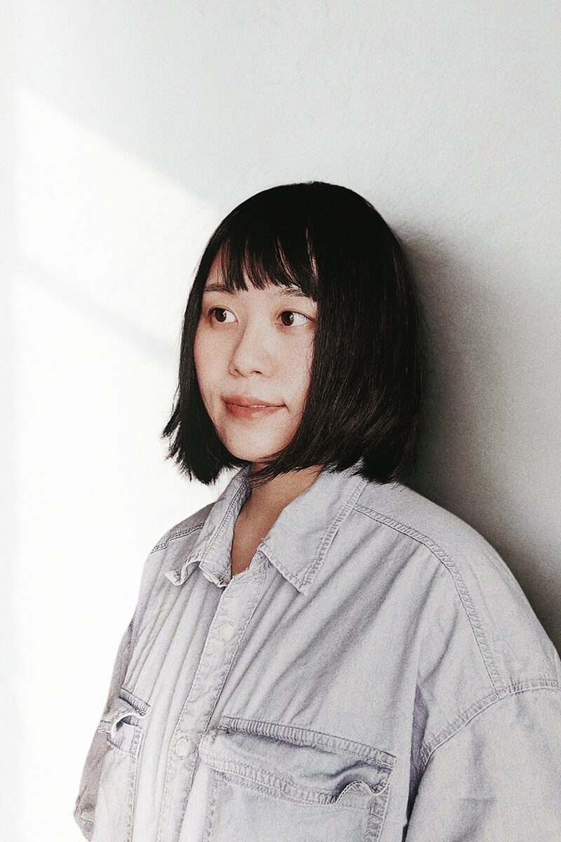 穿著牛仔襯衫的女性肖像照