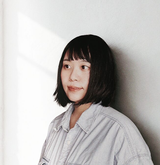穿著牛仔襯衫的女性肖像照