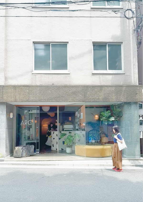 穿著休閒的女性佇立在店面門口的場景。